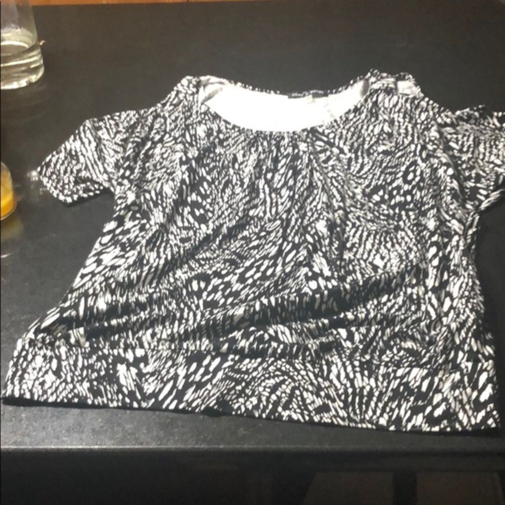 Beautiful stretchy cable and gauge shirt in large